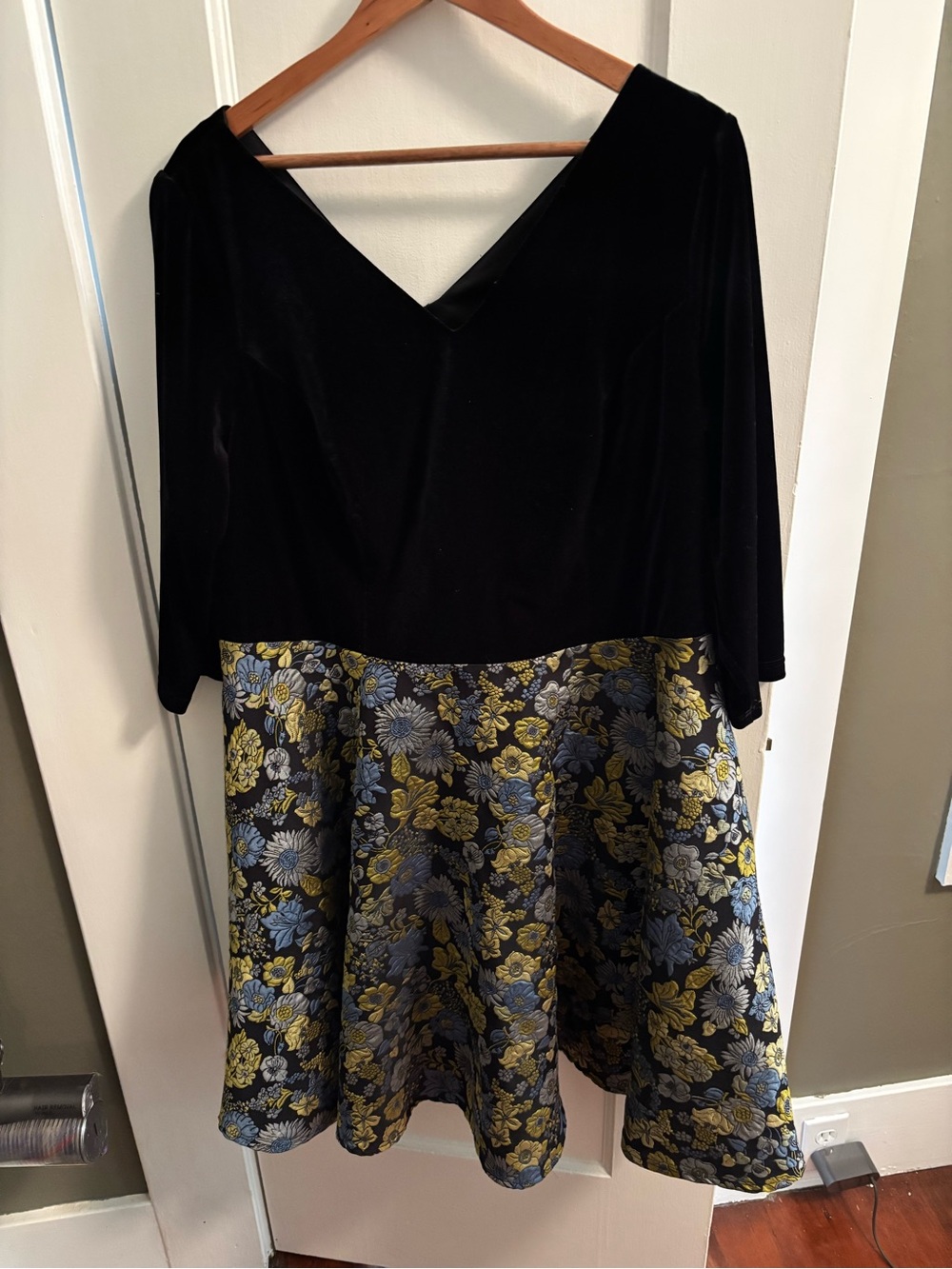 Women’s velvet 3/4 mini dress